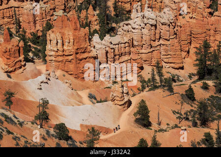 Les randonneurs sur un sentier dans le parc national de Bryce Canyon, Utah Banque D'Images