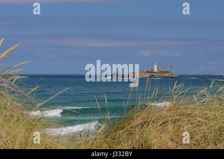 La plage à Gwinear-Gwithian avec le phare de Godrevy dans la distance ; Cornwall UK. Banque D'Images