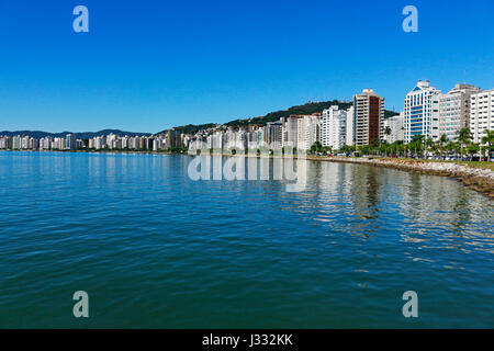 Les toits de la ville de Florianópolis. Région du nord de la promenade de bord de mer, dans l'état de Santa Catarina, Brésil. Banque D'Images