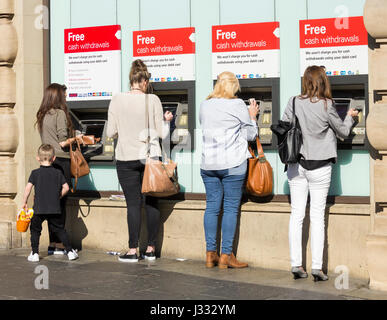 Les machines ATM HSBC près du Monument à Newcastle. UK Banque D'Images