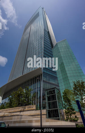 Compte tenu de l'échelle de la rue Toranomon Hills Mori Tower. Situé à Minato Ward est le plus grand bâtiment à Tokyo Banque D'Images