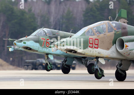 Koubinka, DANS LA RÉGION DE MOSCOU, RUSSIE - 10 avril 2017 : Sukhoi Su-25 des avions d'attaque de l'armée de l'air russe au cours de l'atterrissage à répétition du défilé de la Victoire Le Kub Banque D'Images