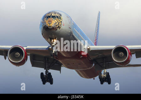 VNUKOVO, DANS LA RÉGION DE MOSCOU, RUSSIE - le 23 mars 2017 : Boeing 777-300 EI-UNP de Rossiya Airlines dans l'Extrême-Orient spécial couleurs Leopard à l'atterrissage à Vnuk Banque D'Images