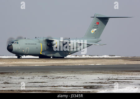 VNUKOVO, DANS LA RÉGION DE MOSCOU, RUSSIE - 8 mars 2017 : Airbus A400M 14-0028 de l'air turque à l'aéroport international de Vnukovo. Banque D'Images