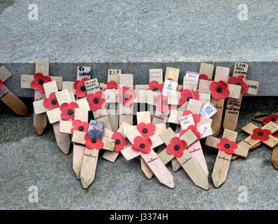 Petite croix de bois du coquelicot pour le jour de l'armistice un peu de souvenir Croix ou croix de pavot Banque D'Images