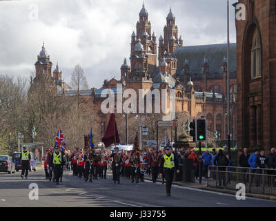 Ordre de marche Orange maçons maçonnique Partick Glasgow Kelvingrove Art Galeries dans l'arrière-plan défilant saison mars Banque D'Images