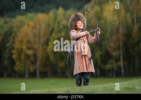 Poser pour des portraits en kirghize régionaux traditionnels vêtements à une fête culturelle dans le monde des jeux nomades 2016 Kyrchyn dans Gorge. Banque D'Images