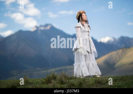 Poser pour des portraits en kirghize régionaux traditionnels vêtements à une fête culturelle dans le monde des jeux nomades 2016 Kyrchyn dans Gorge. Banque D'Images