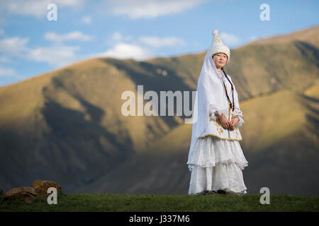 Poser pour des portraits en kirghize régionaux traditionnels vêtements à une fête culturelle dans le monde des jeux nomades 2016 Kyrchyn dans Gorge. Banque D'Images