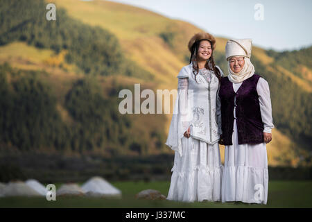 Poser pour des portraits en kirghize régionaux traditionnels vêtements à une fête culturelle dans le monde des jeux nomades 2016 Kyrchyn dans Gorge. Banque D'Images