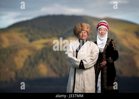 Poser pour des portraits en kirghize régionaux traditionnels vêtements à une fête culturelle dans le monde des jeux nomades 2016 Kyrchyn dans Gorge. Banque D'Images