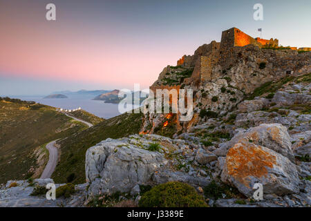 Château sur l'île de Leros en Grèce au coucher du soleil. Banque D'Images