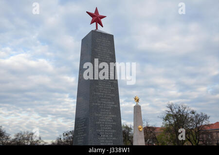 Charnier de soldats soviétiques et les officiers militaires tombés lors de l'Insurrection hongroise (1956) sur le monument commémoratif de guerre soviétique au cimetière Kerepesi à Budapest, Hongrie. Banque D'Images