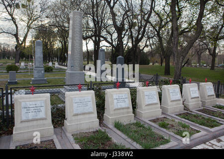 Tombes d'officiers militaires soviétiques tombés lors de l'Insurrection hongroise (1956) sur le monument commémoratif de guerre soviétique au cimetière Kerepesi à Budapest, Hongrie. Banque D'Images