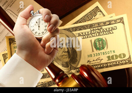 Formulaire d'impôt, gavel, dollars et chronomètre en main mâle Banque D'Images