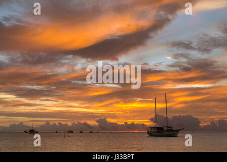 Bateau à voile et coucher du soleil à Meeru Island Resort, Meerufenfushi, North-Male-Atoll, Maldives Banque D'Images