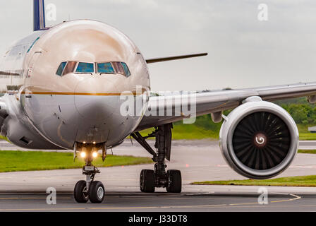 La Saudi Arabian Airlines Boeing 777-268(ER) HZ-AKI à l'aéroport de Manchester. Banque D'Images