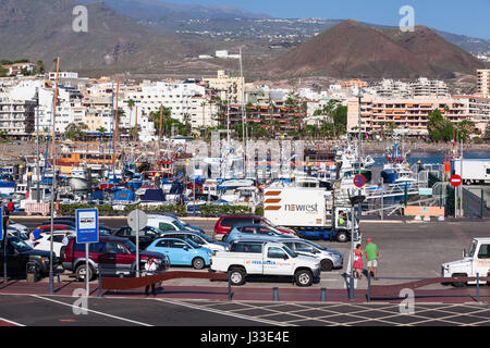 LOS CRISTIANOS, Tenerife, Canaries, Espagne - CIRCA JAN, 2016 : Les voitures et les passagers à bord d'attendre dans la zone de pré-embarquement. La Fred Olsen Express fe Banque D'Images