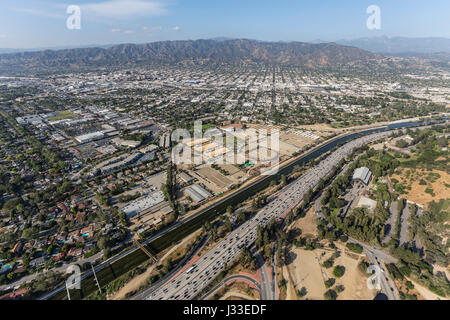 Vue aérienne de Burbank, la Ventura Freeway 134 et le Los Angeles Equestrian Center à Griffith Park. Banque D'Images