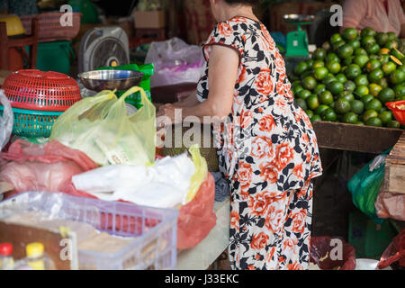 Vieille Femme s'écaille jaque au marché traditionnel de Ho Chi Minh Ville, Vietnam. Banque D'Images