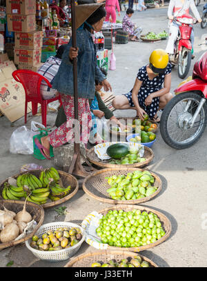 NHA TRANG, VIÊT NAM - Décembre 18 : femme picks oranges au marché traditionnel le 18 décembre 2015 à Nha Trang, Vietnam. Banque D'Images