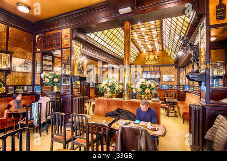 Vue de l'intérieur datée du 19e siècle Le Cirio cafe, Bruxelles, Belgique Banque D'Images