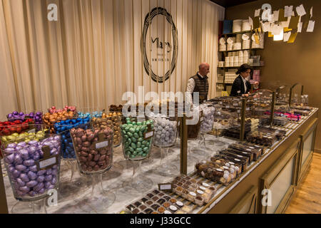 Vue de l'intérieur de Mary Chocolatier, l'un des plus connus des boutiques de chocolat à Bruxelles, Belgique Banque D'Images