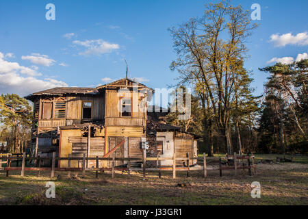 Warszawa, Pologne - 20 Avril 2015 : clôturé et détruit maisons en bois, de l'ensoleillement Banque D'Images