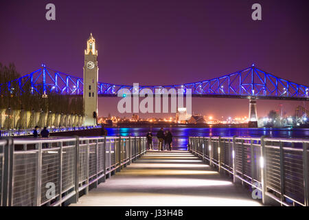 Montréal, CA - 28 Avril 2017 : le pont Jacques-Cartier, nouveau système d'éclairage créé par Moment Factory. Banque D'Images