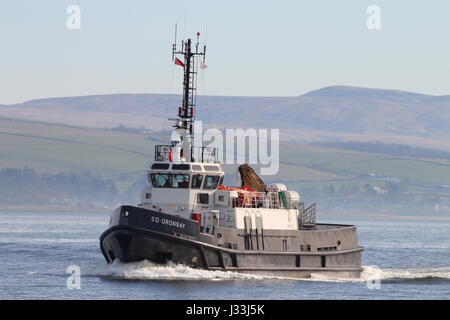 Oronsay SD, une classe d'Oban la flotte de l'amirauté d'offres ou d'un navire de ravitaillement de l'équipage, passe à l'Est de l'Inde à Greenock Port durant l'exercice Joint Warrior 17-1 Banque D'Images