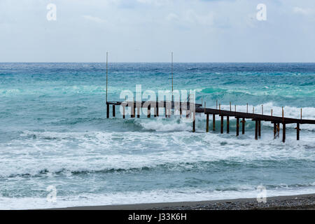 Présentation paysage droit de la jetée dans la belle mer turquoise au cours de tempête Banque D'Images