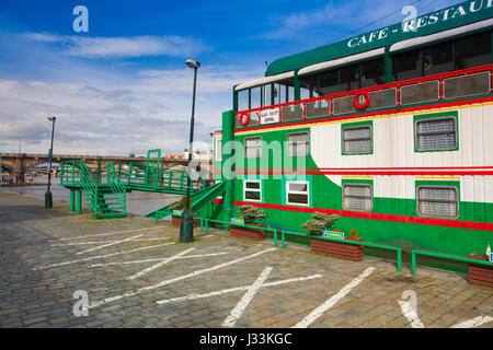 Prague, République tchèque - Mars 20,2017 : Botel Admiral sur la rivière Vltava à Prague.Dans la région de Admiral Botel est un hébergement romantique et confortable dans un cen Banque D'Images