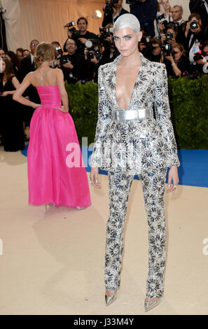 Cara Delevingne qui fréquentent le Metropolitan Museum of Art Costume Institute Gala-bénéfice 2017, à New York, USA. Banque D'Images