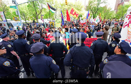 New York, États-Unis. 01 mai, 2017. New York City, United States. 01 mai, 2017. Les marcheurs de la police de face off sur la 14e Rue. Mai 2017 Jour Manhattan rempli par des rassemblements, des piquets, des marches & performances de faire preuve de solidarité avec les syndicats, les immigrants, les pauvres et les soins de santé universels. Un groupe se sont rassemblés à Union Square Park avant de tenter de mars, ce qui a donné lieu à plusieurs arrestations par le NYPD. Finalement, les militants ont trouvé leur chemin à Foley Square, où pro-union européenne et pro-immigrants rallyes était en cours depuis une bonne partie de la journée. Credit : PACIFIC PRESS/Alamy Live News Banque D'Images