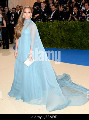 Jennifer Lopez qui fréquentent le Metropolitan Museum of Art Costume Institute Gala-bénéfice 2017, à New York, USA. Banque D'Images