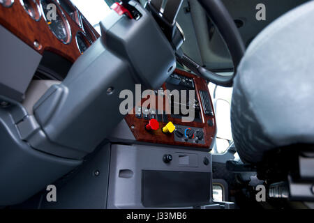 Tableau de bord ergonomique moderne et élégant des poids lourds semi truck avec beaucoup d'équipement, colonne de direction, des indicateurs, des boutons, et d'autres appareils électroniques, decora Banque D'Images