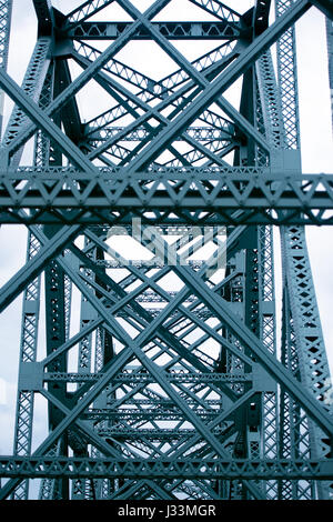 Pont en treillis métallique d'imbrication des formes géométriques formant des carrés et triangles qui s'étend en perspective et tissé dans le site web du long pont c Banque D'Images