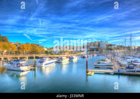 Torquay Devon de plaisance avec des bateaux et yachts sur belle journée sur la Riviera anglaise en HDR colorés Banque D'Images