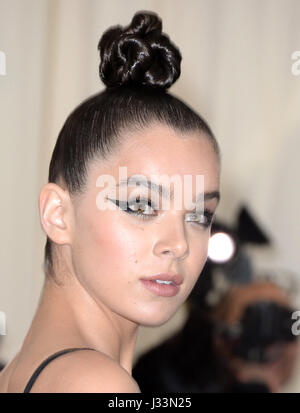Hailee Steinfeld qui fréquentent le Metropolitan Museum of Art Costume Institute Gala-bénéfice 2017, à New York, USA. ASSOCIATION DE PRESSE Photo. Photo date : lundi 1er mai 2017. Voir PA Story SHOWBIZ Gala. Crédit photo doit se lire : Aurore Marechal/PA Wire Banque D'Images
