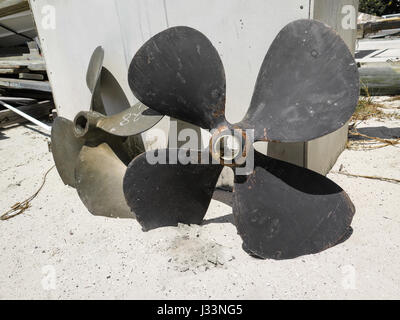 Les hélices des bateaux anciens se détériorer dans un chantier naval. Banque D'Images