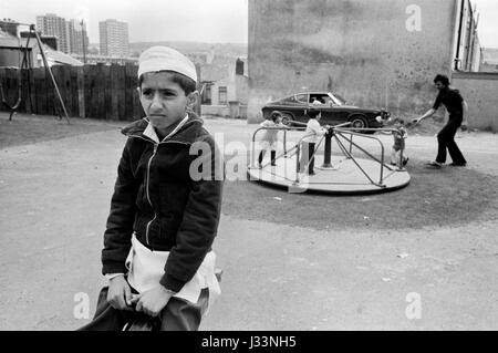 Asian Muslim Boy UK 1980s. Jouer dans un parc pour enfants Blackburn Lancashire Angleterre 1983 HOMER SYKES Banque D'Images