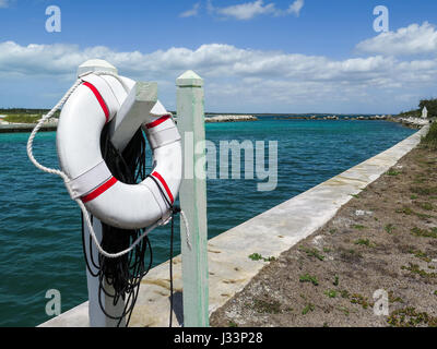 Bouée de sécurité dans une marina, dans l'île de Great Abaco, aux Bahamas. Banque D'Images