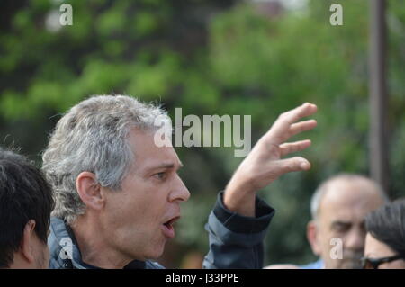 Ankara, Turquie. 2 mai, 2017. Un représentant (C) de Hambourg, Allemagne donne un discours lors d'une manifestation en face de la principale devant le palais de troisième procès d'octobre 2015 lits l'explosif le 2 mai 2017 à Ankara, Turquie. Le 10 octobre 2015 à 10:04 heure locale (UTC), deux bombes ont explosé à l'extérieur de la gare centrale d'Ankara lors d'une 'le travail, la paix et la démocratie" avec la mort de 103 civils et plus de 500 blessés dans l'attaque terroriste la plus meurtrière dans l'histoire de la Turquie. Credit : PACIFIC PRESS/Alamy Live News Banque D'Images