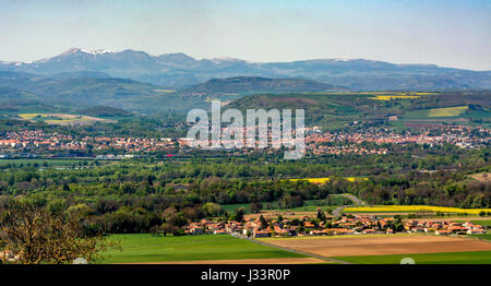 Voir d'Usson village sur plaine de la Limagne et la ville d'Issoire, Auvergne, Rhone Alpes, France Banque D'Images