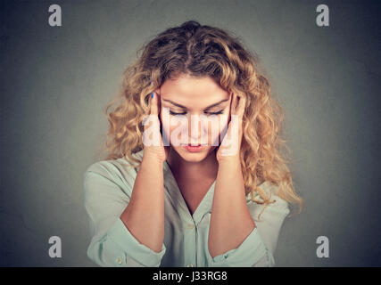 Closeup portrait triste jeune belle femme avec inquiets face à l'expression a souligné Banque D'Images