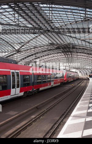 BERLIN, 24 avril : UNE (RE) Express Régional train régional à Berlin Hauptbahnhof (gare centrale de l'Allemagne) le 24 avril 2016. Banque D'Images