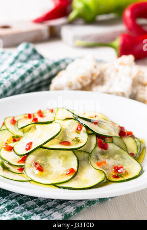 Salade de courgettes marinées sur une plaque blanche Banque D'Images