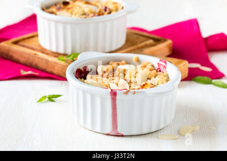 Crumble de prunes fraîches. Aliments naturels biologiques, compote de fruits surmontée d'un mélange friable de beurre, farine, et sucre Banque D'Images