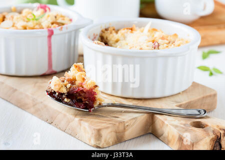 Crumble de prunes fraîches. Aliments naturels biologiques, compote de fruits surmontée d'un mélange friable de beurre, farine, et sucre Banque D'Images