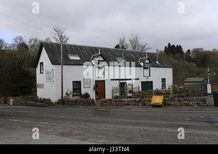 Livre de pêche à la boutique pont de quement ecosse avril 2017 Banque D'Images